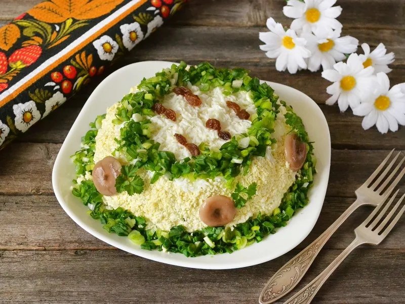 Фото блюда: Салат «Берёзка» с курицей и грибами