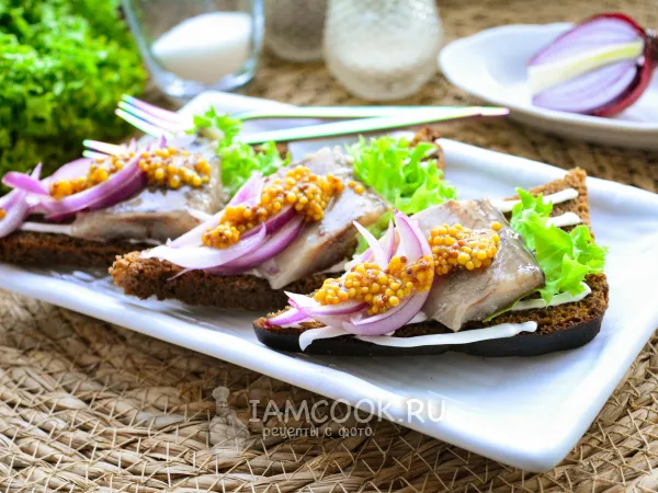 Фото готового блюда: Бутерброды с горчицей и селедкой