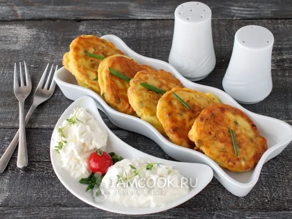 Фото готового блюда: Ленивые пирожки с яйцом и зелёным луком за 15 минут