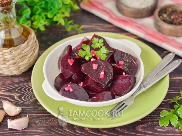Фото готового блюда: Вареная свекла с чесноком и маслом