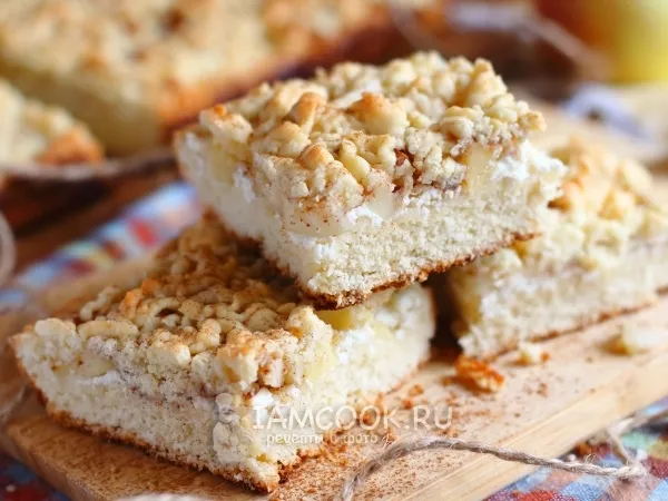 Фото готового блюда: Тёртый пирог с творогом и яблоками