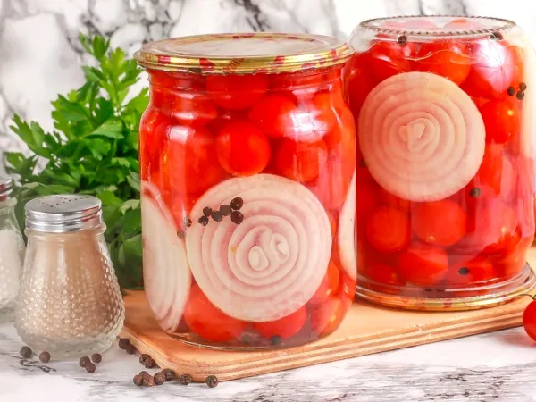 Фото блюда: Маринованные помидоры черри с луком на зиму