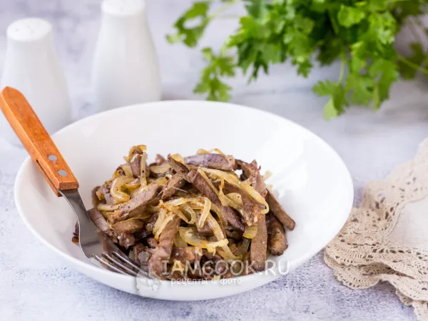 Фото готового блюда: Жареное свиное сердце с луком на сковороде
