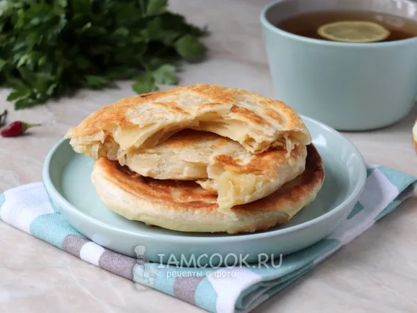 Фото блюда: Слоеные лепешки с луком на сковороде