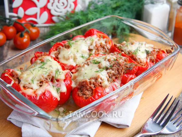 Фото готового блюда: Половинки перца, фаршированные фаршем с сыром