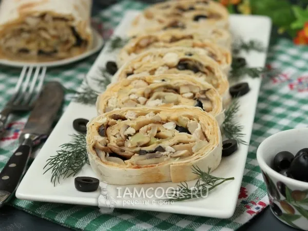 Фото блюда: Рулет из лаваша с курицей, грибами и маслинами в духовке