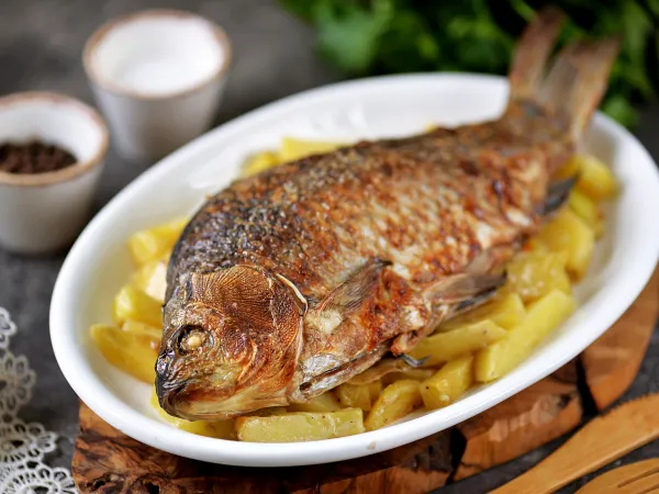 Фото блюда: Караси в духовке с картошкой и майонезом