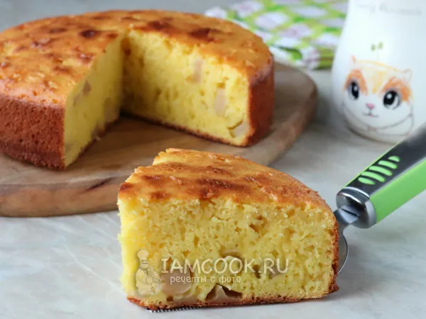 Фото готового блюда: Шарлотка с манкой и яблоками