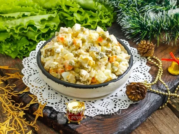 Фото готового блюда: «Оливье» с курицей и соленым огурцом