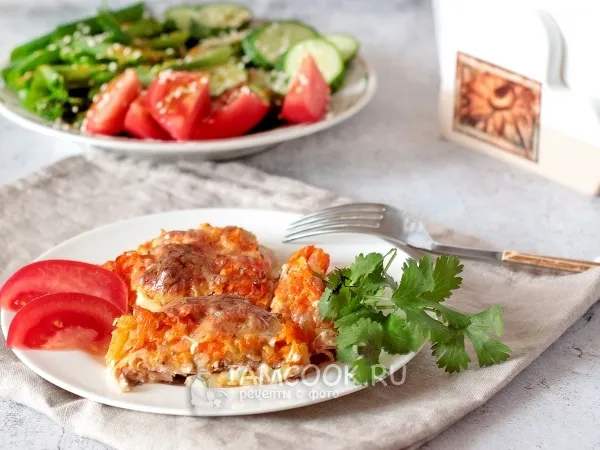 Фото блюда: Горбуша под луково-морковной шубой в духовке