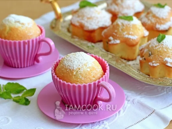 Фото готового блюда: Кексы с изюмом в формах