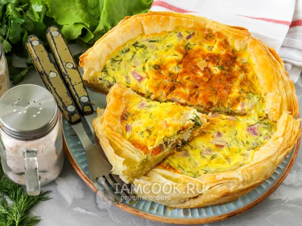 Фото готового блюда: Пирог из слоеного теста с лососем