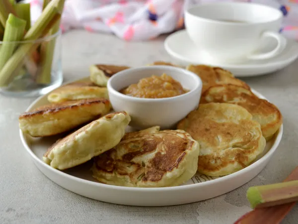 Фото блюда: Оладьи с ревенем на кефире