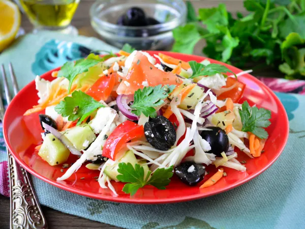 Фото готового блюда: Греческий салат с белокочанной капустой