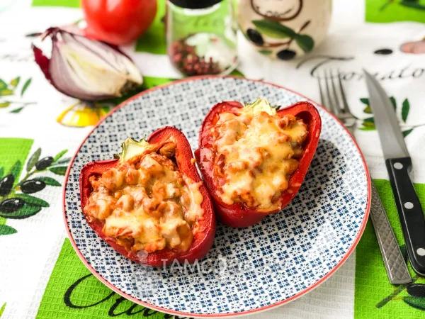 Фото готового блюда: Перцы, фаршированные фасолью и курицей