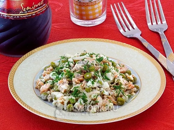 Фото блюда: Салат из консервированного лосося с горошком