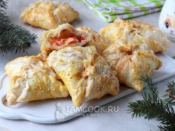 Фото готового блюда: Слойки с ветчиной, сыром и помидорами
