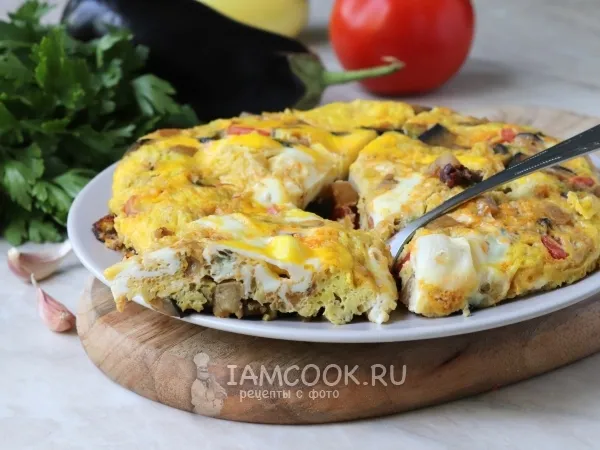 Фото готового блюда: Омлет с баклажанами и помидорами на сковороде