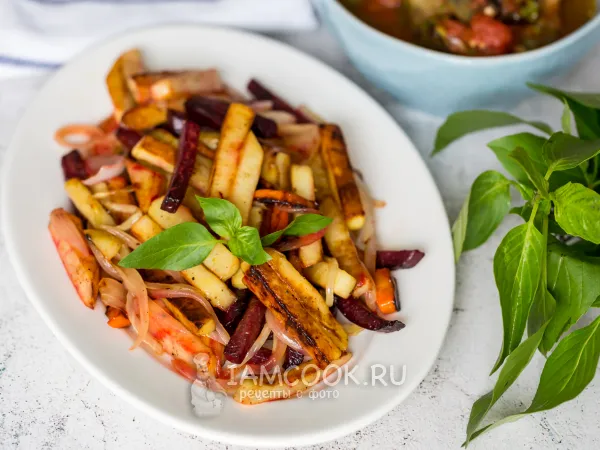 Фото готового блюда: Жареная картошка со свеклой