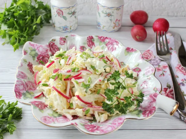 Фото готового блюда: Салат с пекинской капустой, редиской и яйцом