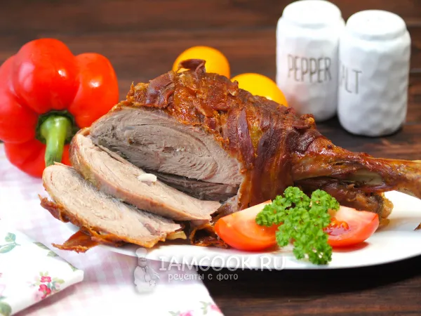 Фото готового блюда: Голень индейки в беконе в духовке