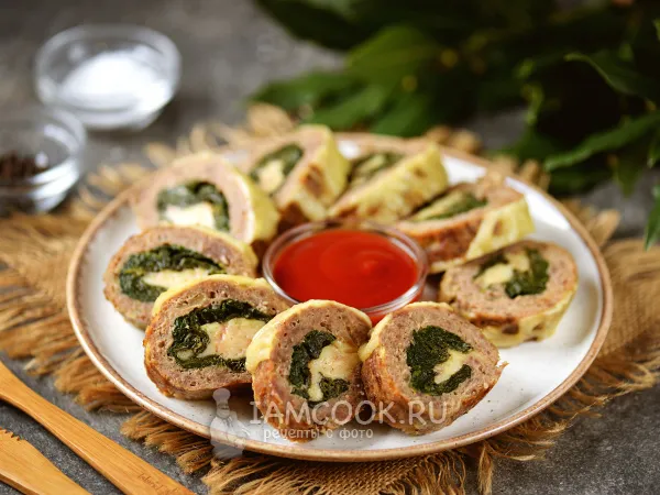 Фото готового блюда: Мясной рулет со шпинатом и сыром