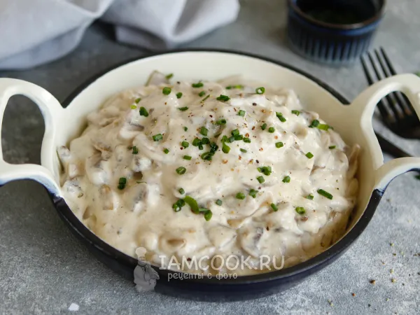 Фото блюда: Шампиньоны в сливках с сыром на сковороде