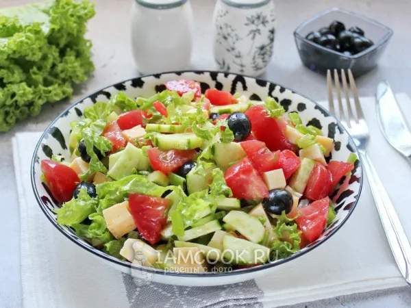 Фото готового блюда: Салат с помидором, огурцом, сыром и маслинами