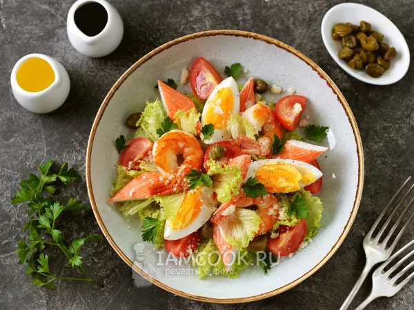 Фото готового блюда: Салат из крабовых палочек и креветок с помидорами черри и каперсами