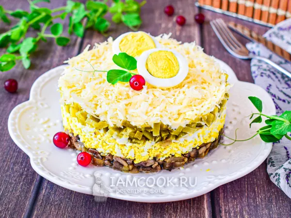 Фото блюда: Салат с грибами, яйцами и маринованными огурцами