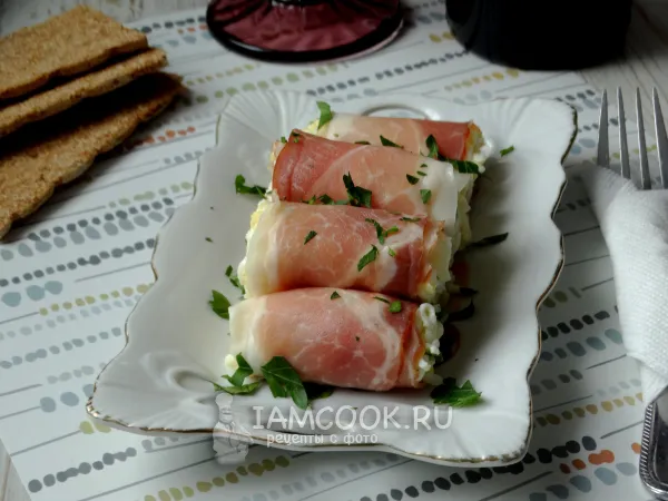 Фото блюда: Рулетики из бекона с сыром и яйцом