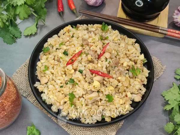 Фото блюда: Жареный рис с курицей и яйцом