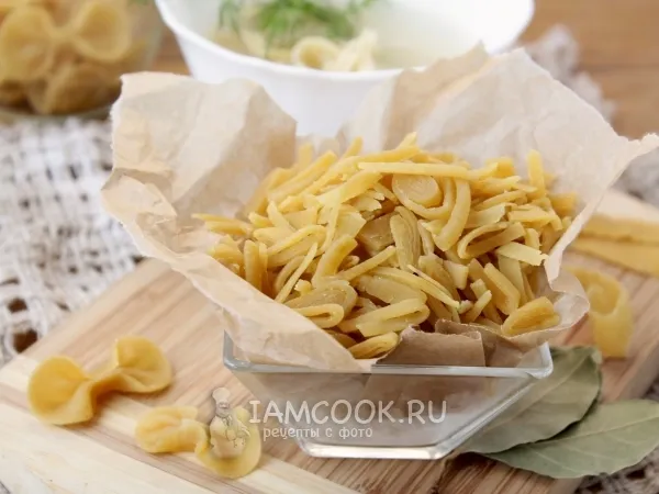 Фото готового блюда: Домашняя лапша для супа (на яичных желтках)