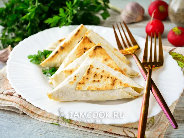 Фото готового блюда: Треугольники из лаваша с сыром и яйцом