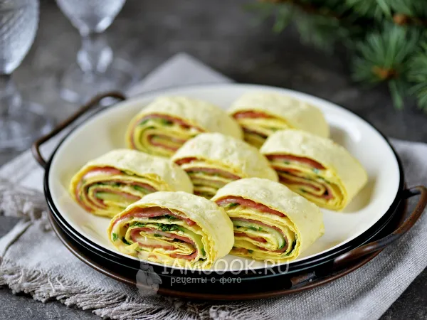 Фото блюда: Рулет из лаваша с колбасой и огурцом