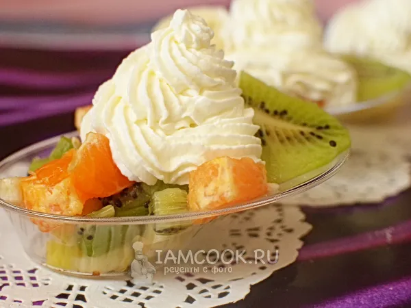Фото готового блюда: Фруктовый салат со взбитыми сливками
