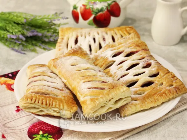 Фото готового блюда: Слойки с рикоттой и клубникой