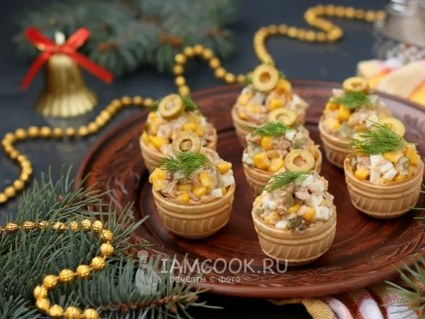 Фото готового блюда: Салат с тунцом и кукурузой в тарталетках