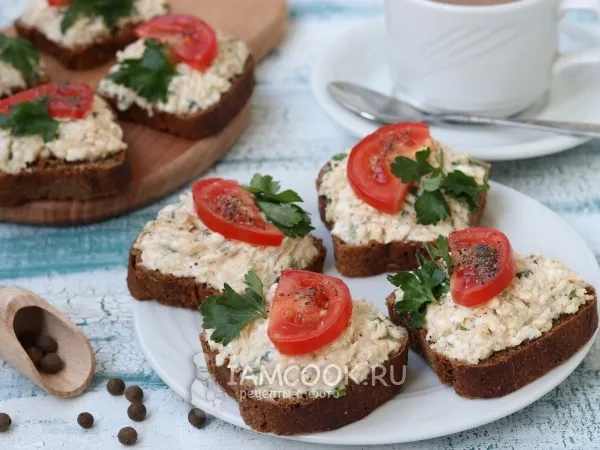 Фото готового блюда: Бутерброды с икрой трески, плавленым сыром и помидорами