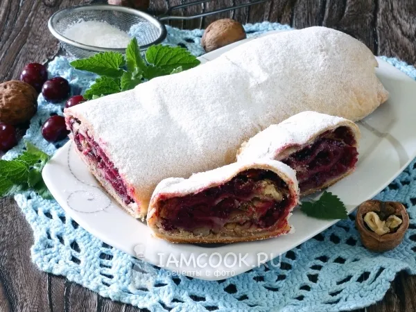 Фото готового блюда: Штрудель с вишней из слоеного теста