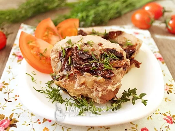 Фото готового блюда: Свинина с черносливом в духовке