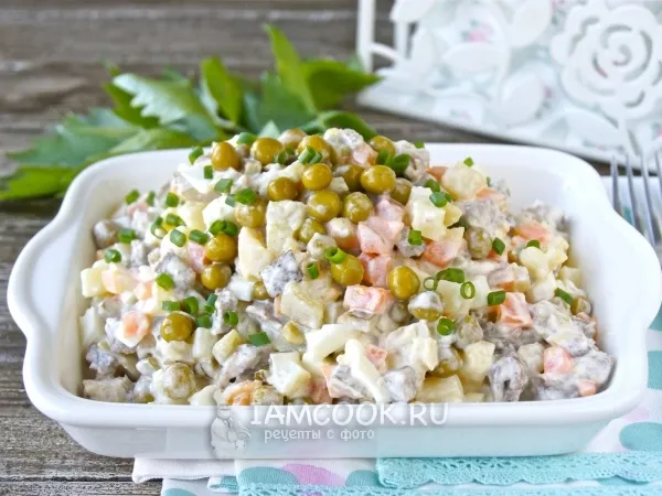 Фото готового блюда: Оливье с говядиной (классический рецепт)