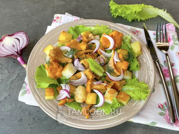 Фото готового блюда: Салат с маринованными лисичками