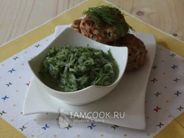 Фото готового блюда: Gurkensalat - салат из тертых огурцов