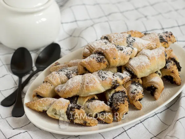 Фото готового блюда: Рогалики из слоеного теста с маком