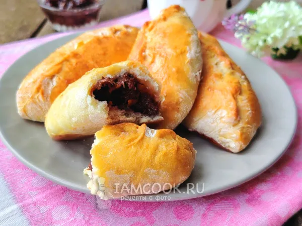 Фото готового блюда: Пирожки с клубничным вареньем