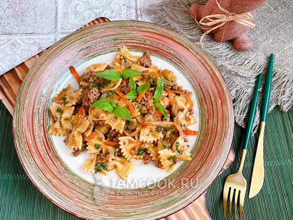 Фото блюда: Макароны Farfalle в соусе из говядины с овощами и зеленым базиликом