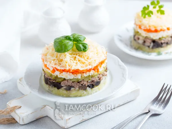 Фото готового блюда: Салат «Мельница» с грибами и говядиной