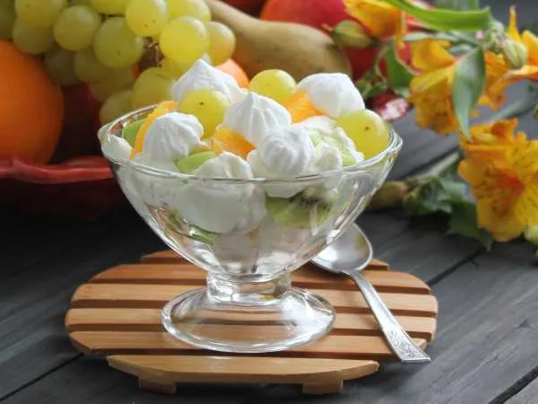 Фото готового блюда: Десерт «Фрукты со сливками»