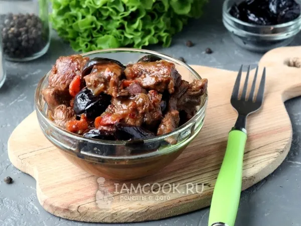 Фото готового блюда: Тушеная говядина с черносливом с вином